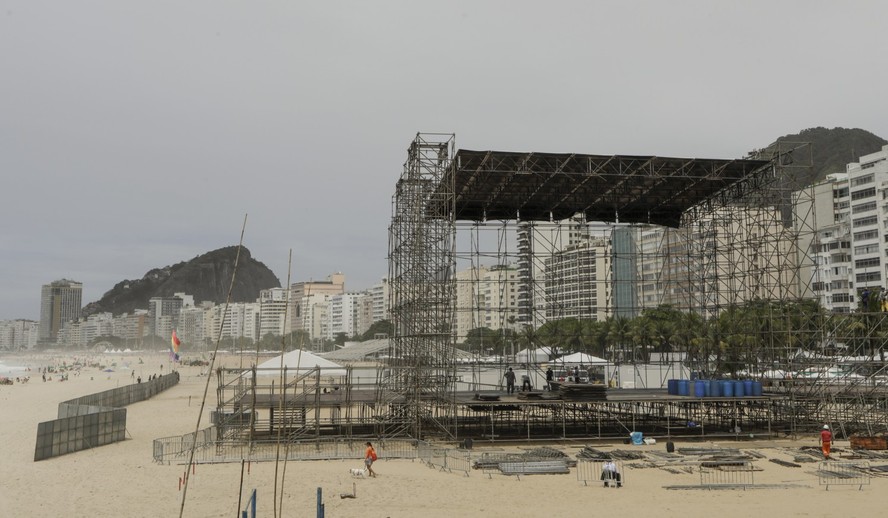 Montagem do palco principal do réveillon na Praia de Copacabana para shows da virada