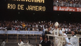 A bênção, João de Deus. Papa João Paulo II reza missa no Maracanã lotado — Foto: Orlando Brito / 02-07-1980
