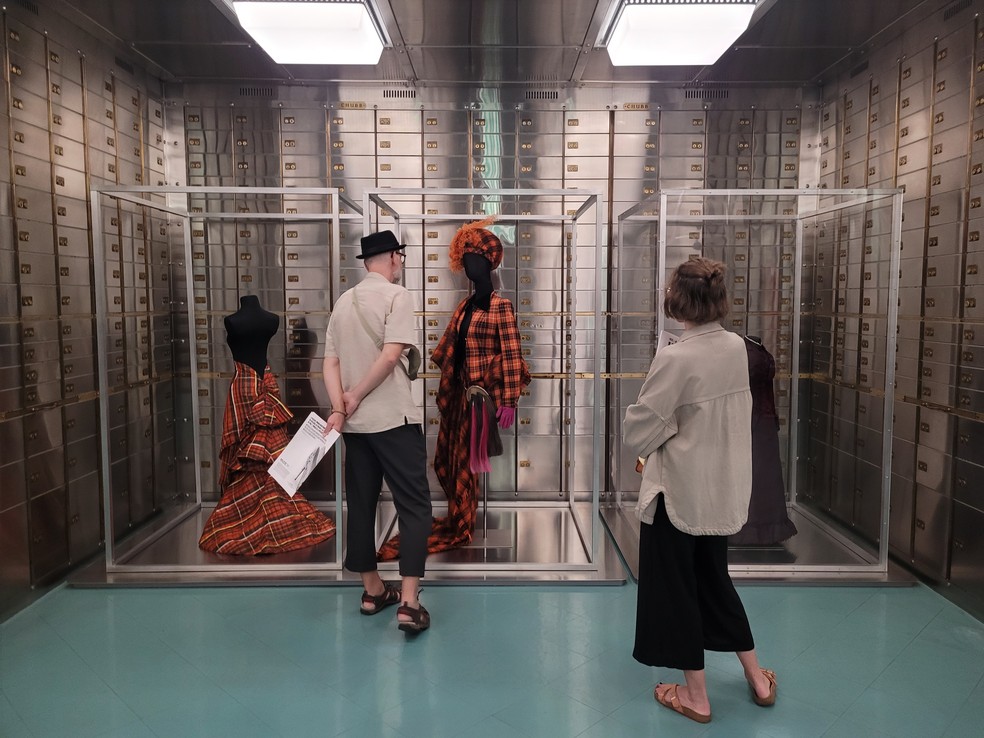 No Museu do Design, em Lisboa, o antigo cofre do Banco Nacional Ultramarino serve para abrigar exposições temporárias, como esta dedicada à estilista Vivienne Westwood — Foto: Eduardo Maia/O Globo