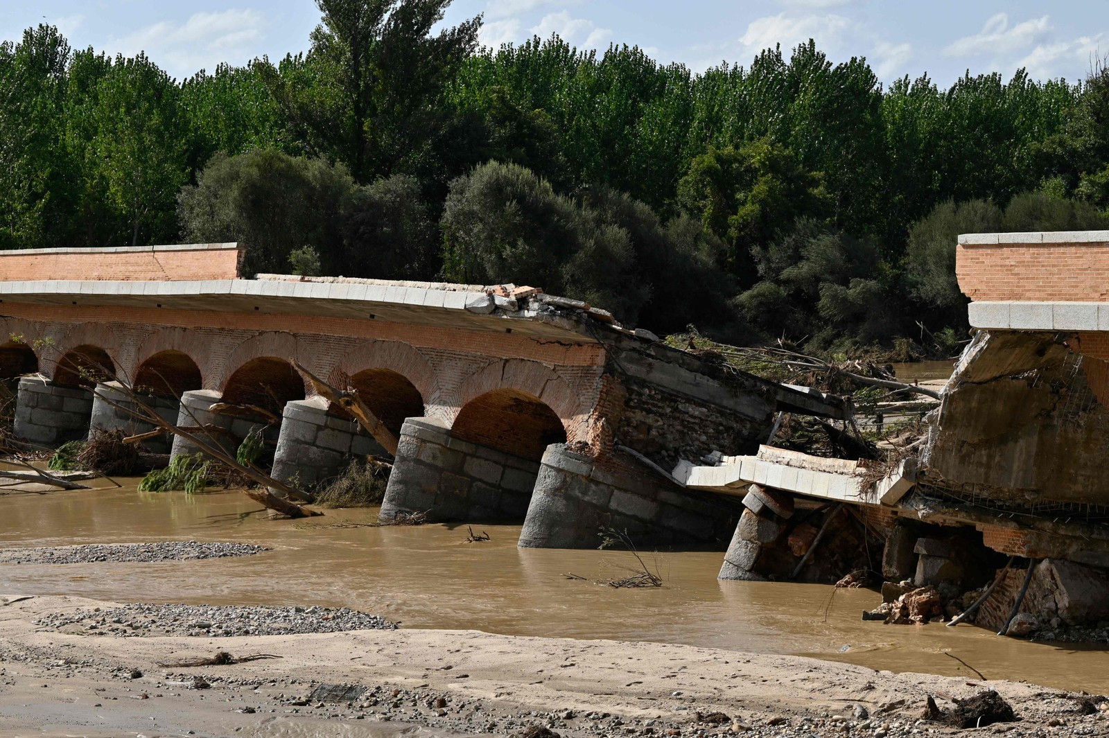 Ponte sobre o rio Alberche após fortes chuvas em Aldea del Fresno — Foto: OSCAR DEL POZO / AFP