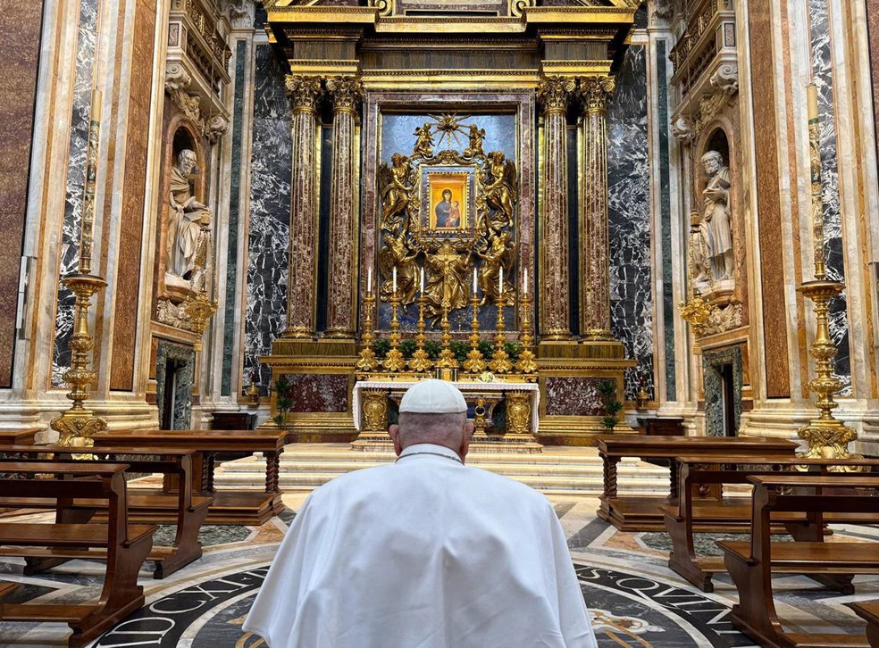 Papa rezou na Basílica de Santa Maria Maggiore, conhecida como sua favorita — Foto: HANDOUT / AFP