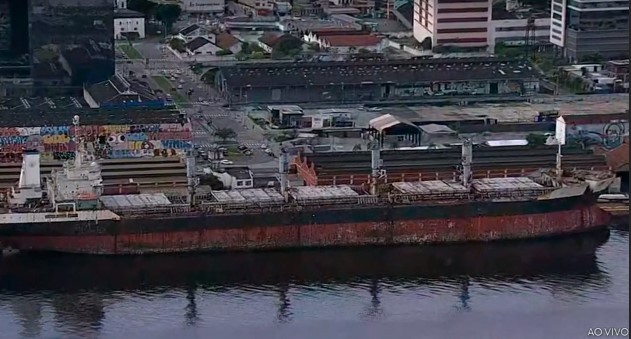 Embarcação de 200m de comprimento foi rebocada até outro ponto da Baía de Guanabara — Foto: Reprodução/TV Globo