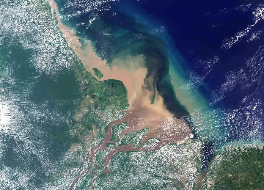 A foz do rio Amazonas, área de prospecção de petróleo offshore visada por empresas de Brasil, Suriname e Guiana; projeto depende de aprovação do Ibama
