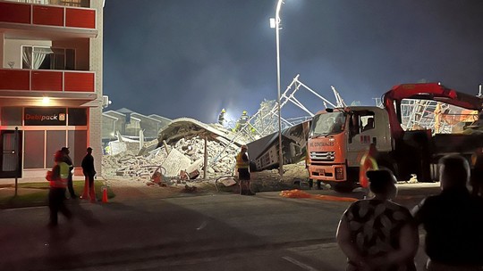Quatro mortos e dezenas de trabalhadores sob os escombros de prédio que desabou na África do Sul