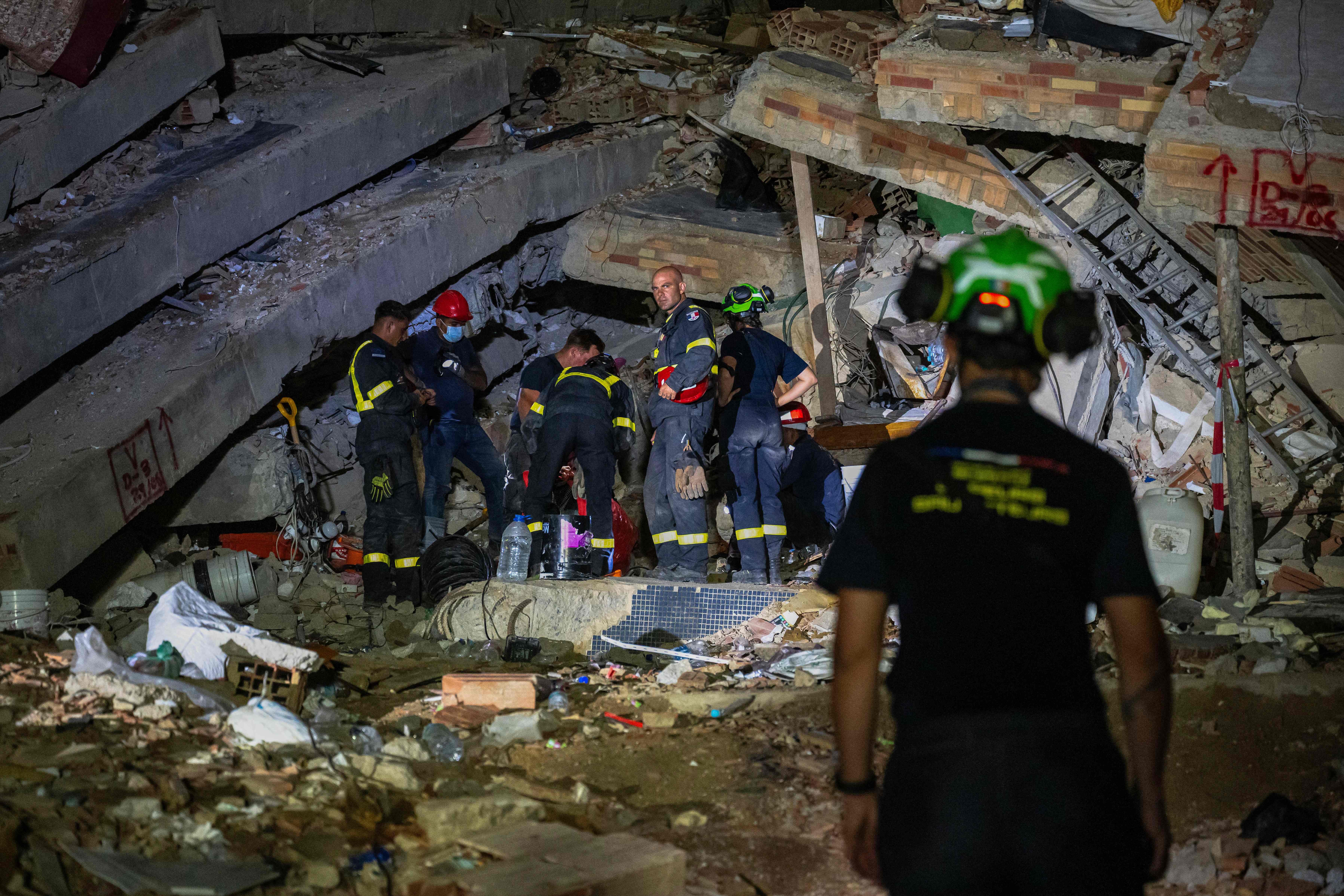 Após oito dias preso sob escombros, venezuelano é resgatado com vida em La Guaira, a mais devastada pelos terremotos