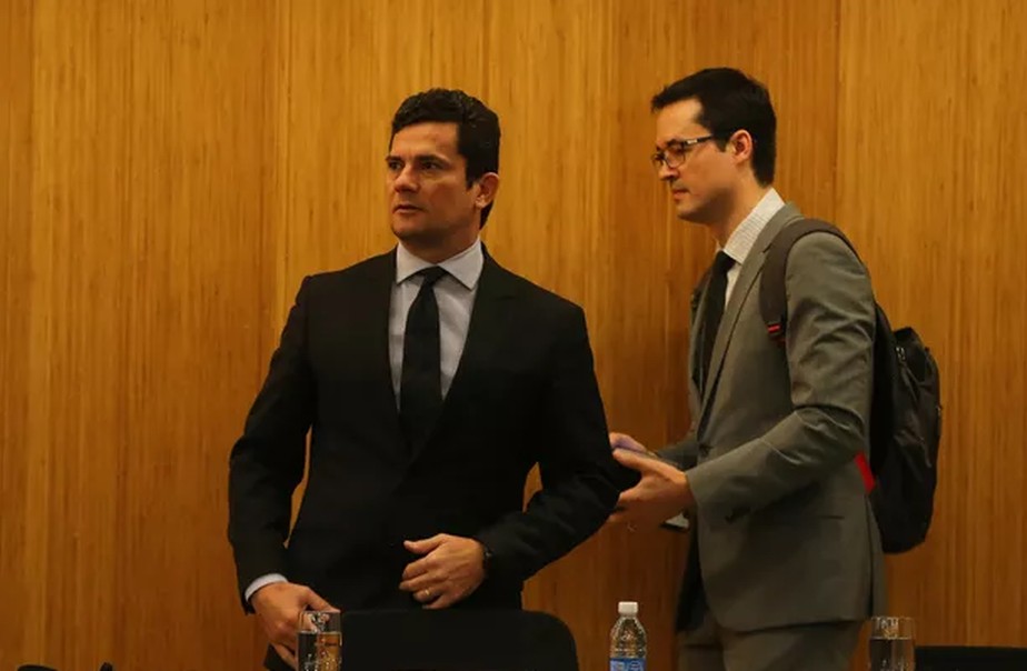 Apoios de Moro e Deltan a Bolsonaro causam revolta em grupos de procuradores