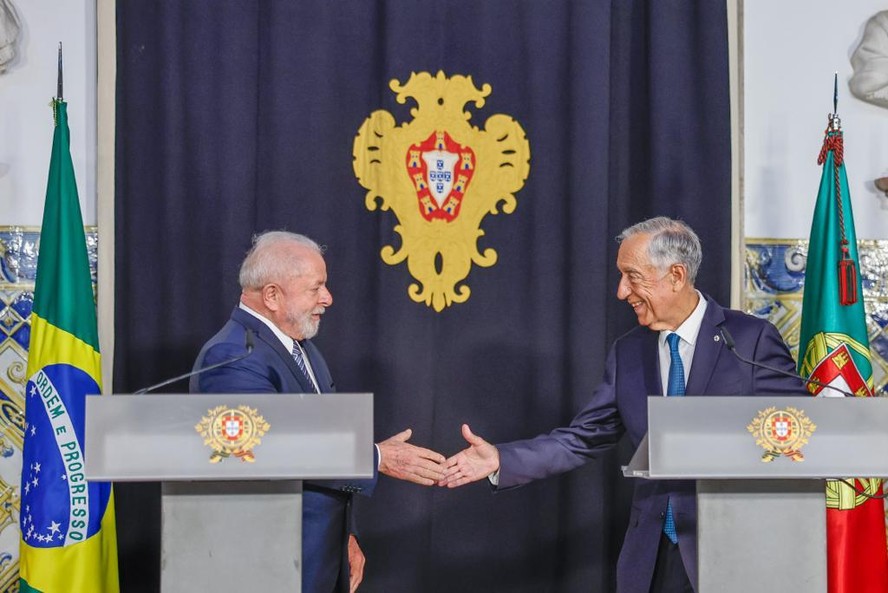 Presidente Lula cumprimenta o presidente de Portugal, Marcelo Rebelo de Sousa, durante pronunciamento conjunto, em Lisboa