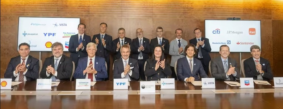 Representantes das petrolíferas comemoram o financiamento de US$ 2 bi para a obra do oleoduto de Vaca Muerta — Foto: La Nacion
