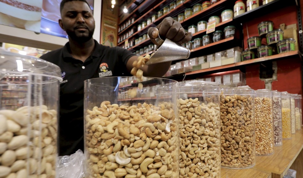 Chestnuts are on the rise: Wesley Nascimento sells the product at Cadeg — Photo: Marcelo Theobald/Agência O Globo