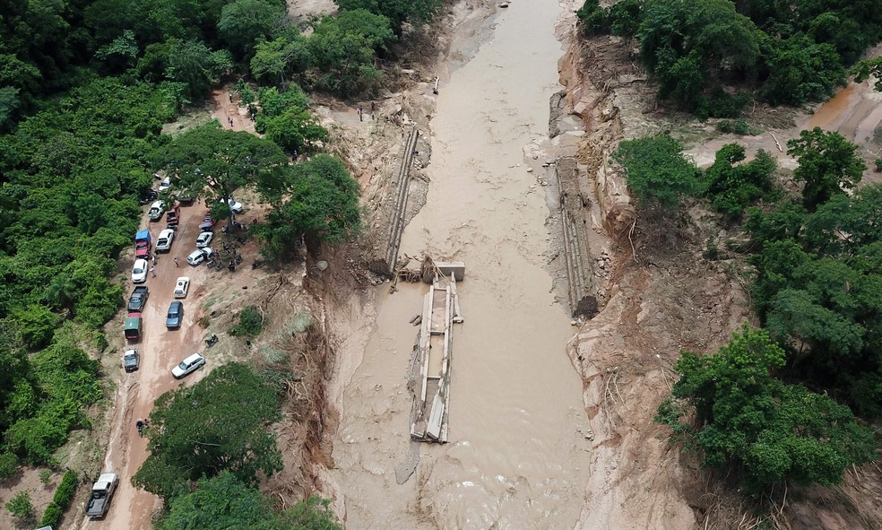 At least 20 people have died and dozens are missing since the weekend due to the overflowing of the Piraí River, on the outskirts of the Bolivian city of Santa Cruz — Photo: Rodrigo Urzagasti/AFP
