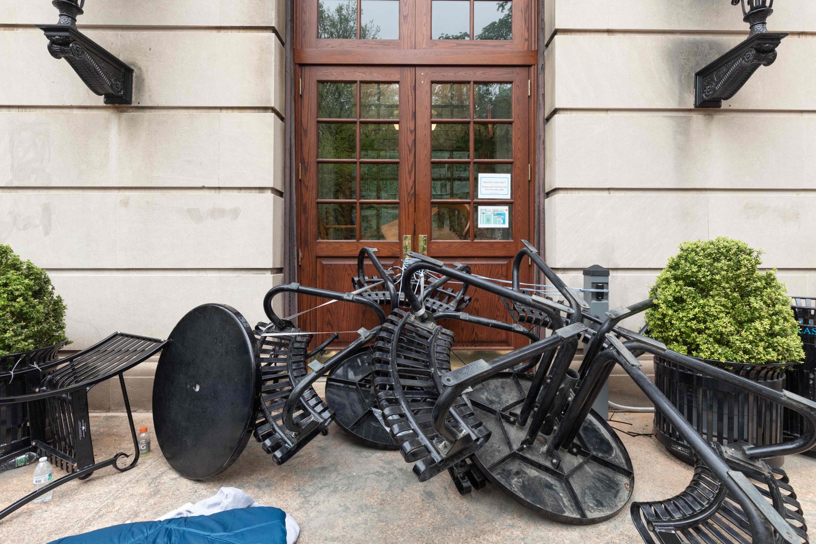 Mesas e cadeiras estão amarradas à porta, bloqueando a entrada do Hamilton Hall da Universidade Columbia, na cidade de Nova York — Foto: Emily Byrski / AFP