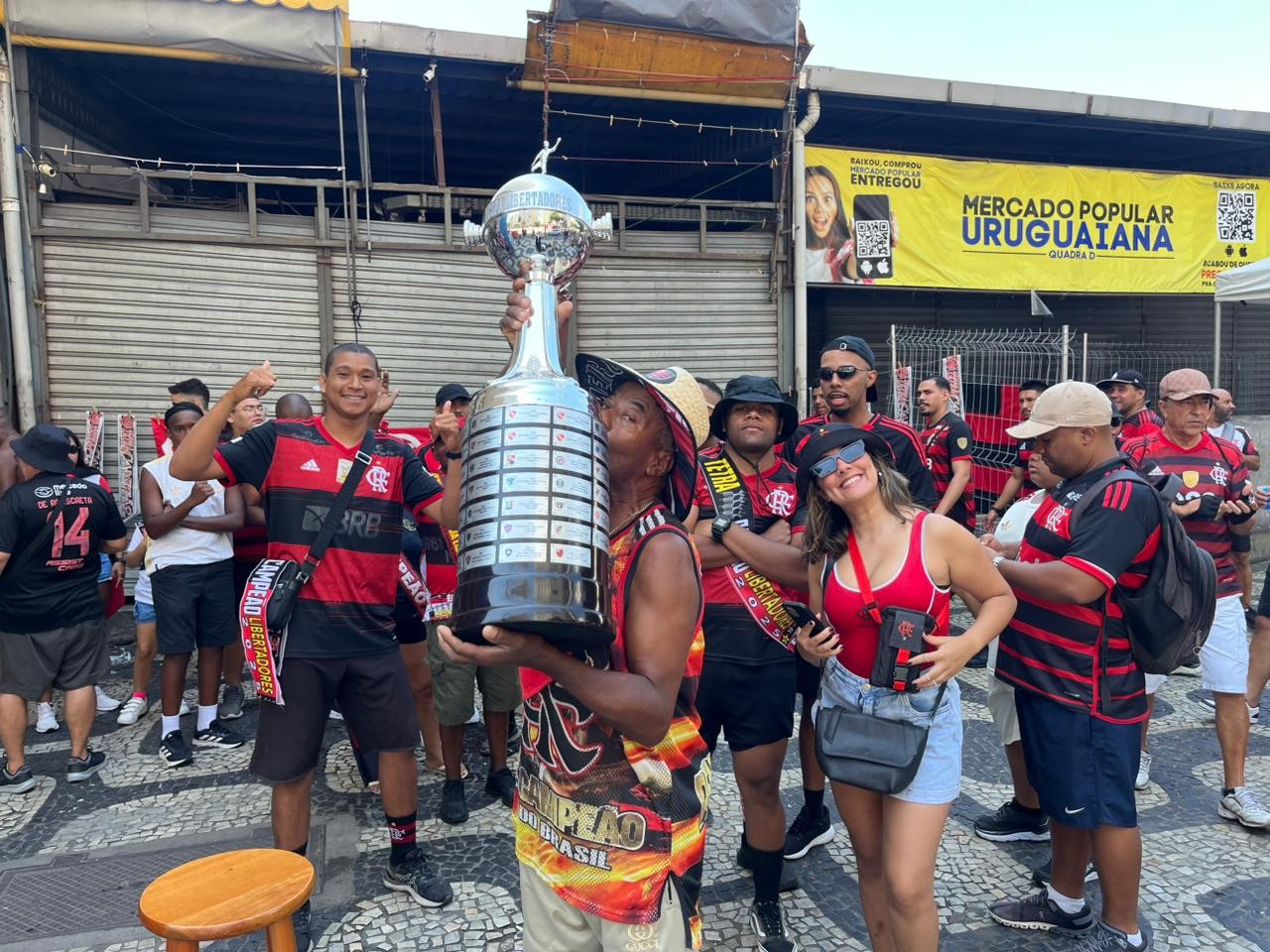 Festa do Flamengo: torcedor vende foto com réplica da taça da Libertadores por R$10