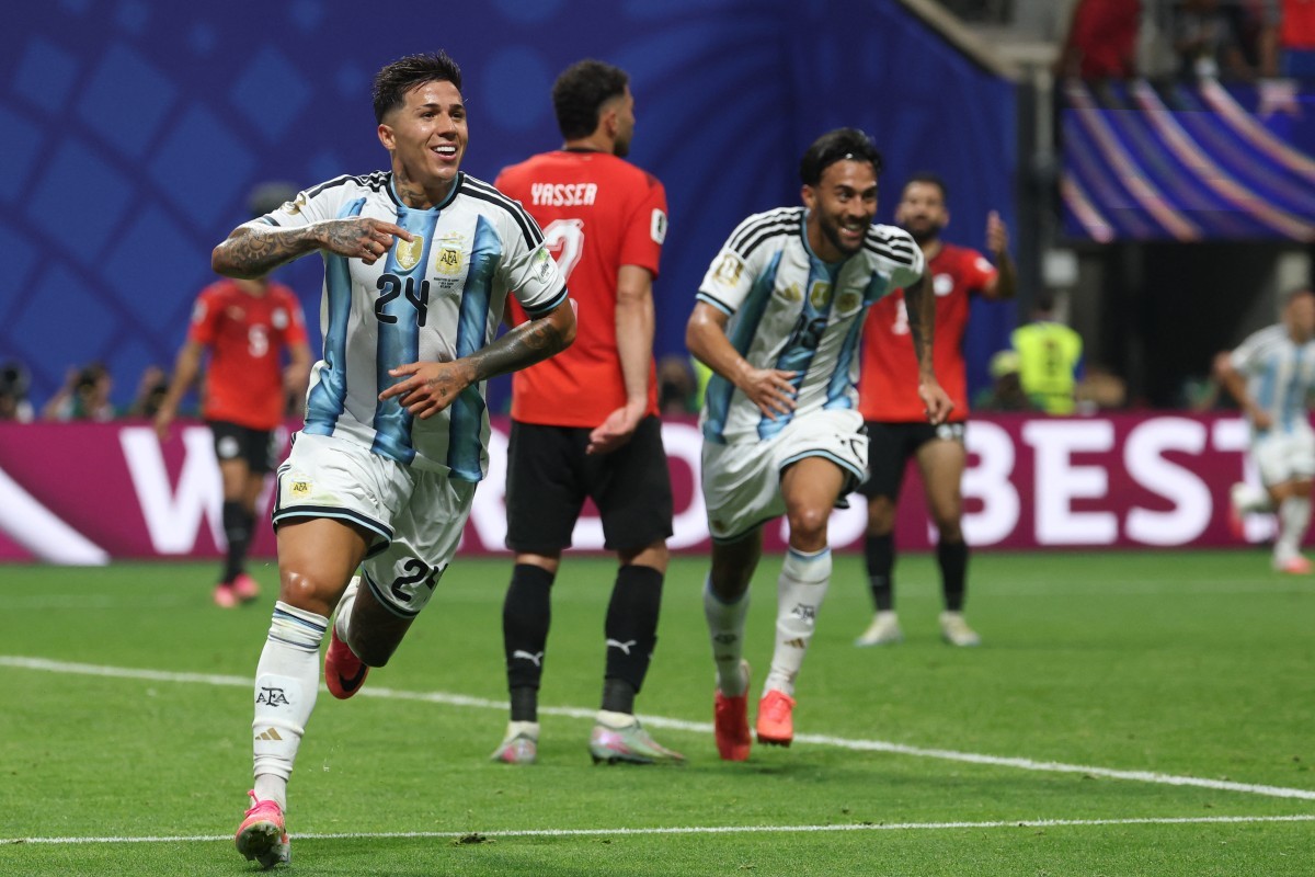 O meio-campista argentino número 24, Enzo Fernández, comemora após marcar o terceiro gol