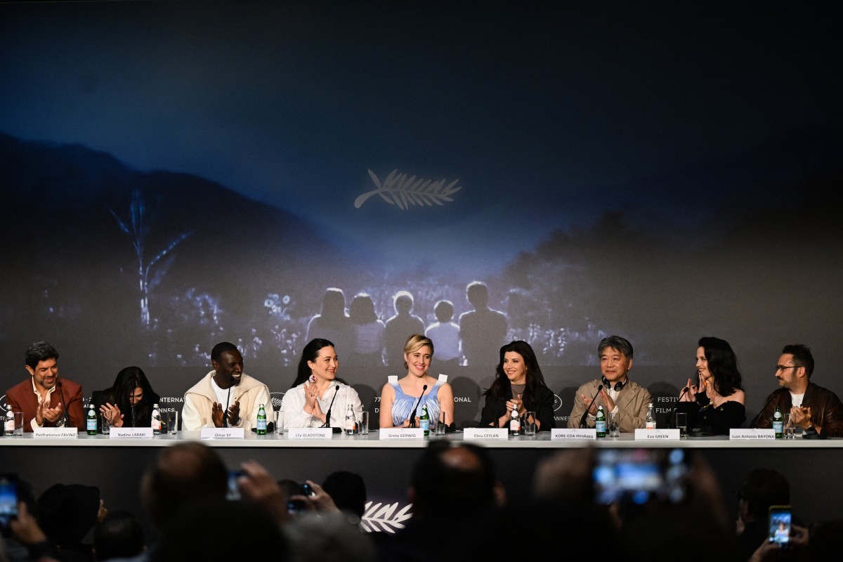 O júri do Festival de Cannes, com a presidente, a diretora Greta Gerwig ao centro — Foto: AFP