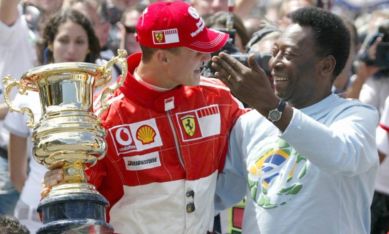 Ídolo de outros ídolos. Pelé com Michael Schumacher na vitória do alemão no Grande Prêmio Brasil de Fórmula-1, em 2006  — Foto: Cezar Loureiro / Agência O Globo