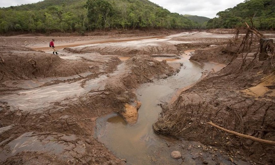 Cidade de Mariana (MG) após o rompimento de uma barragem de rejeitos
