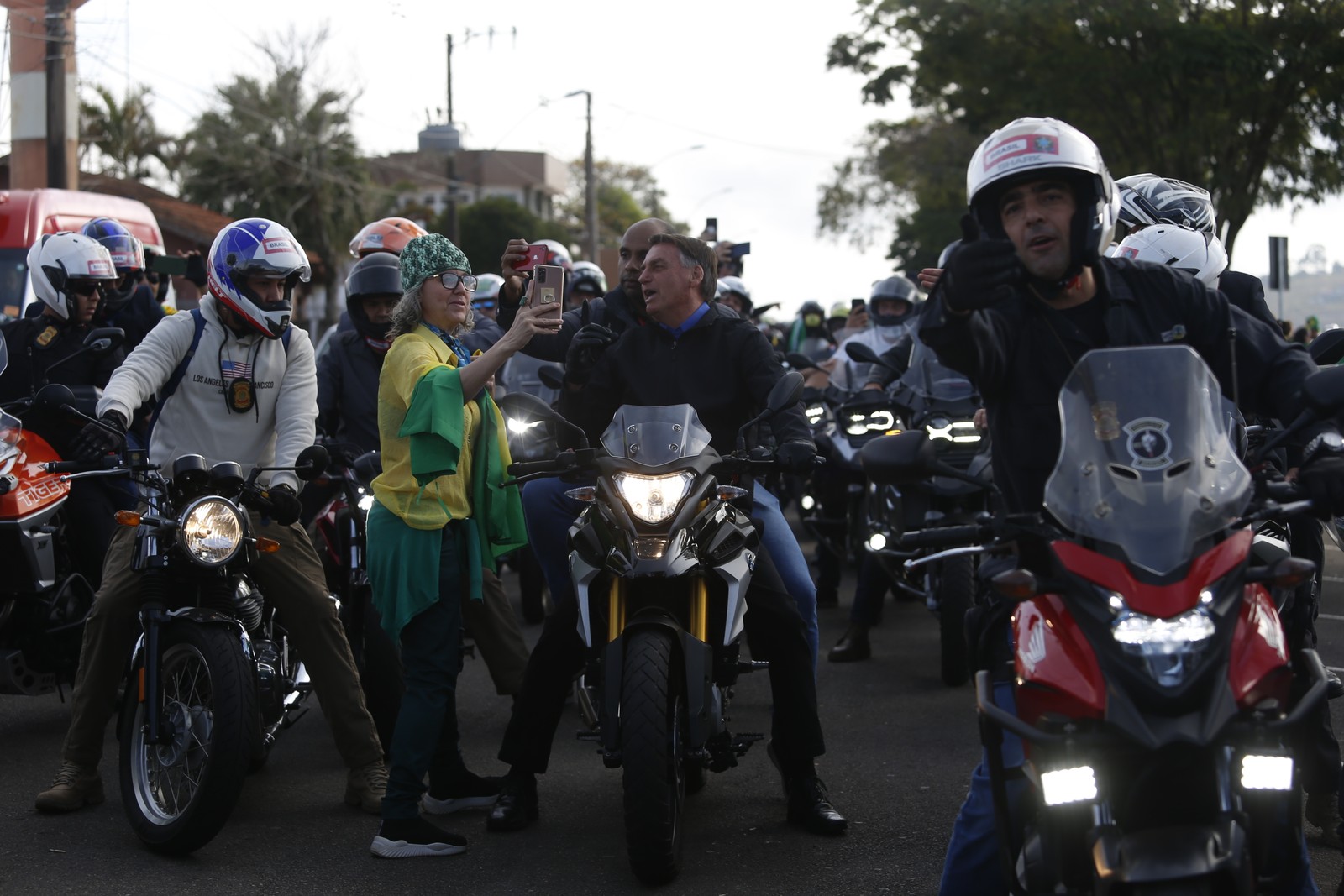 Bolsonaro fala com apoiadora durante motociata em Juiz de Fora — Foto: Fabiano Rocha / Agência O Globo