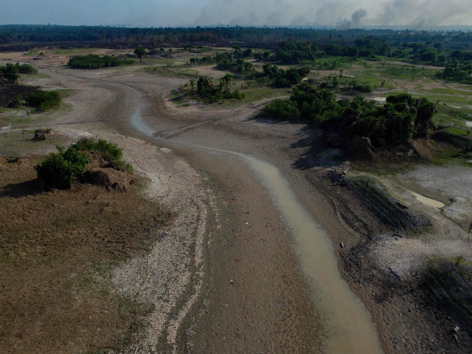 Vista a&eacute;rea do Rio Negro com n&iacute;veis de &aacute;gua muito baixos no Distrito de Cacau Pirera, em Iranduba, estado do Amazonas, em 25 de setembro de 2023 &mdash; Foto: Michael Dantas / AFP