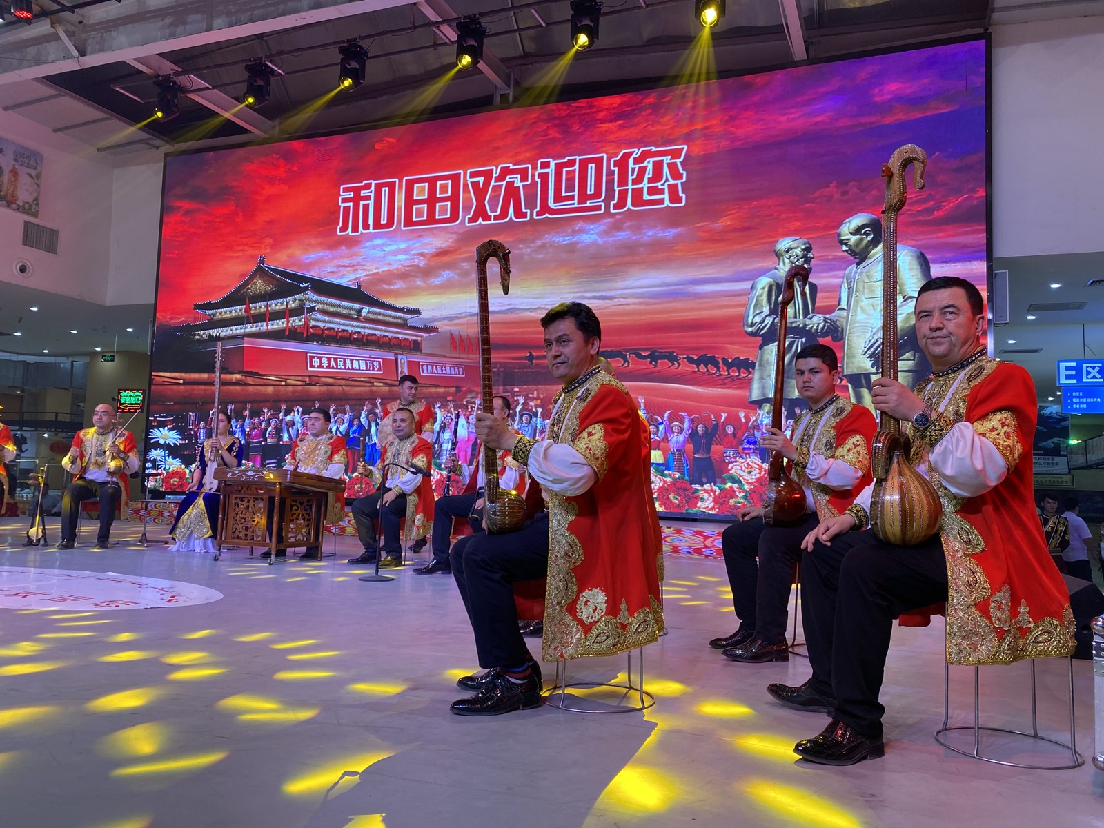 Nos espetáculos de dança uigur, a mensagem oficialé de preservação da culturatradicional, mas com umaimagem de Mao Tsé-tung aofundo e músicas do nacionalismo chinêsAgência O Globo