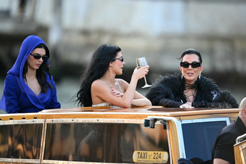 Kendall Jenner, Kylie Jenner e Kris Jenner em Veneza, Itália, em 28 de junho de 2025 — Foto: Stefano Rellandini / AFP
