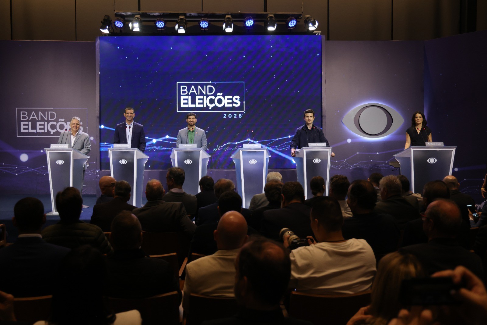 Debate eleitoral no Rio: Eduardo Paes é alvo de ataques por ausência