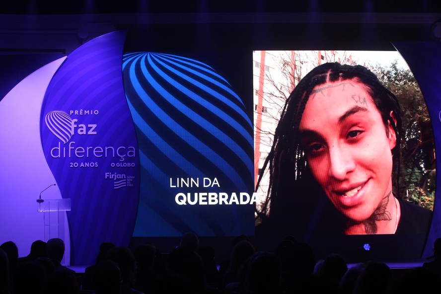 A artista Linn da Quebrada, vencedora na categoria Diversidade, agradece o prêmio por meio de um vídeo no telão do Copacabana Palace