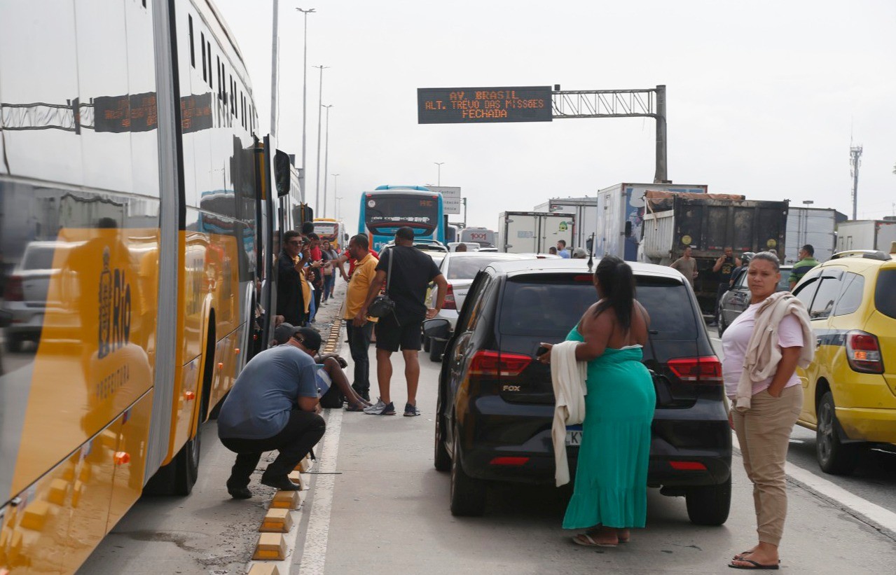 Devido a uma operação policial no Complexo de Israel, na Zona Norte, nesta quinta-feira, uma parte da Avenida Brasil se encontra fechada. — Foto: Fabiano Rocha / Agência O Globo