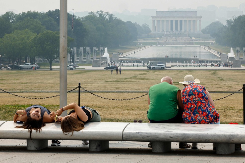 Turistas em Washington observam monumentos apesar da fumaça. — Foto: Chip Somodevilla/Getty Images North America via AFP