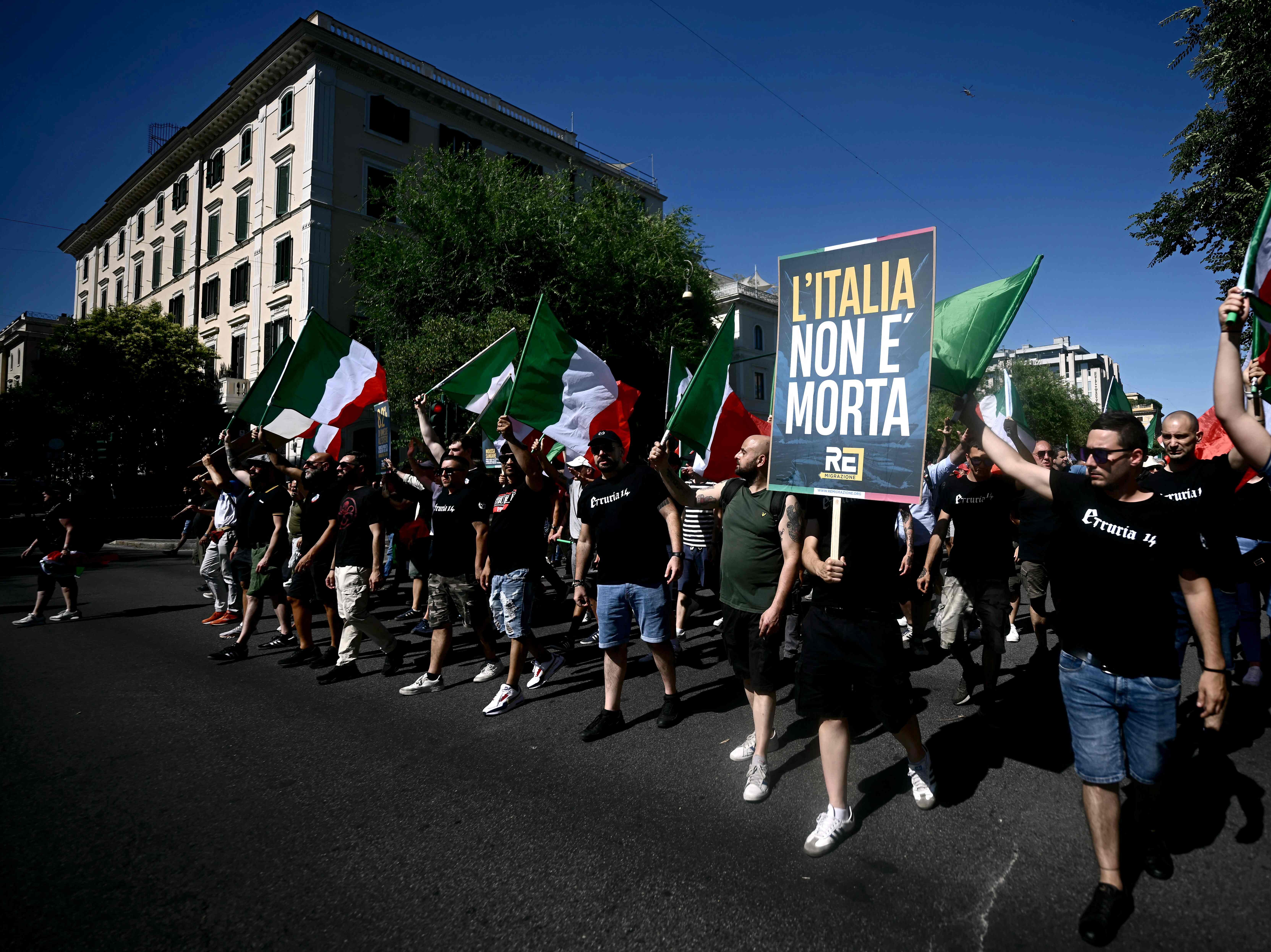 Um dia após entrada em vigor de novo pacto migratório na UE, Roma tem protestos contra e a favor da imigração
