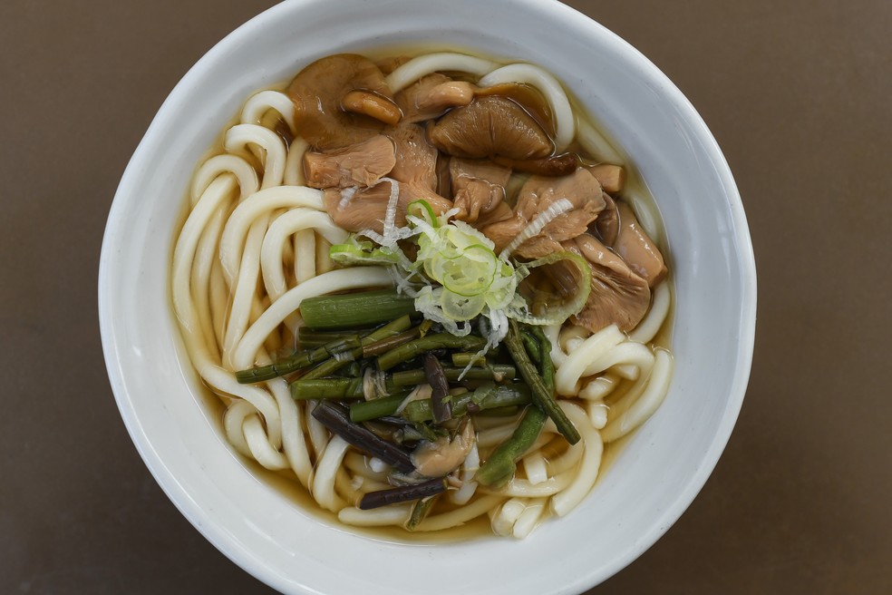 Macarrão com cogumelos e feijão num restaurante Kamikochi, no Japão — Foto: Noriko Hayashi/The New York Times