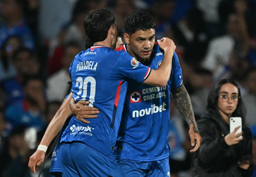 Gabriel Fernández comemora gol pelo Cruz Azul com José Paradela — Foto: YURI CORTEZ / AFP