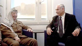 Encontro entre primeiro-ministro israelense, Benjamin Netanyahu, e o presidente palestino, Yasser Arafat, em fevereiro de 1997, em Davos, durante o encontro anual do Fórum Econômico Mundial.  — Foto: Avi Ohayon / Reuters