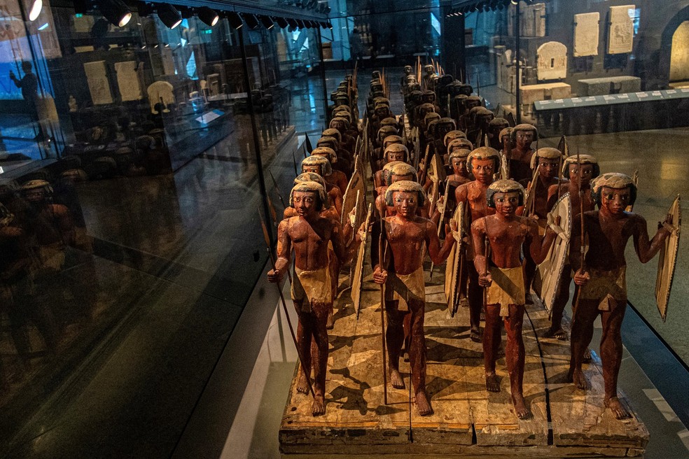 O Grande Museu Egípcio, nos arredores do Cairo, abriga mais de cem mil peças dedicadas ao Egito Antigo, muitas nunca antes exibidas ao público geral — Foto: Khaled Desouki/AFP