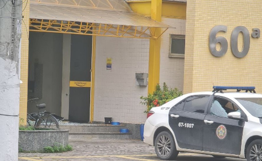 Homem é detido após quebrar viatura e danificar fachada de delegacia na  Baixada Fluminense