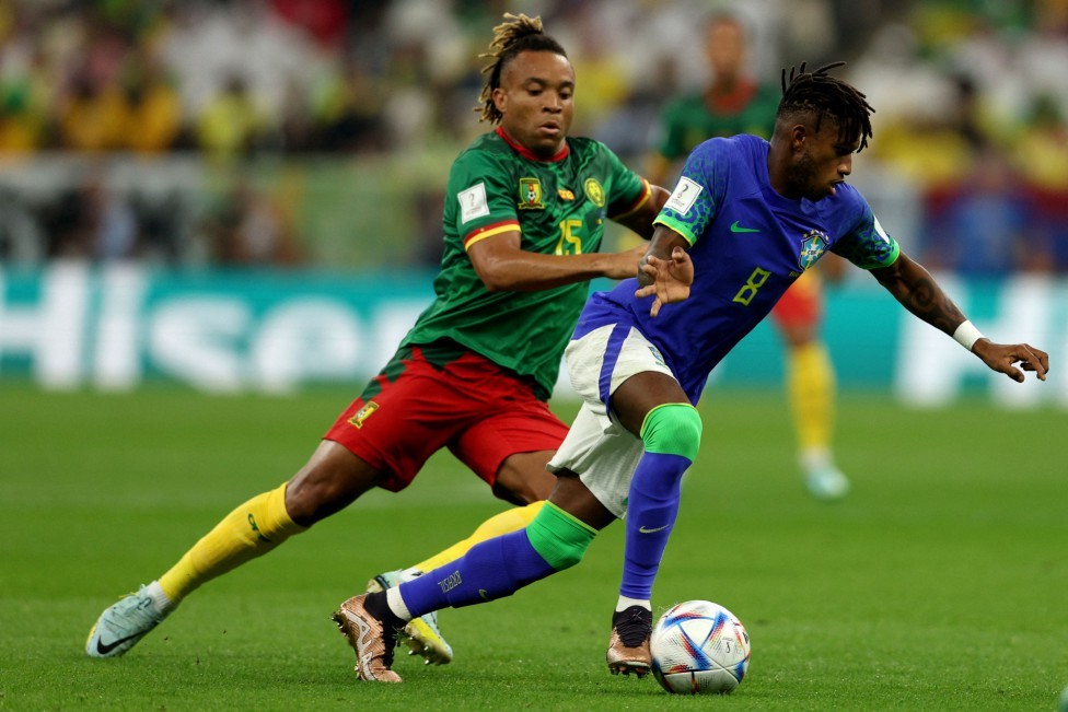 Brasil e Camarões no jogo que encerra a fase de grupos — Foto: Adrian DENNIS / AFP
