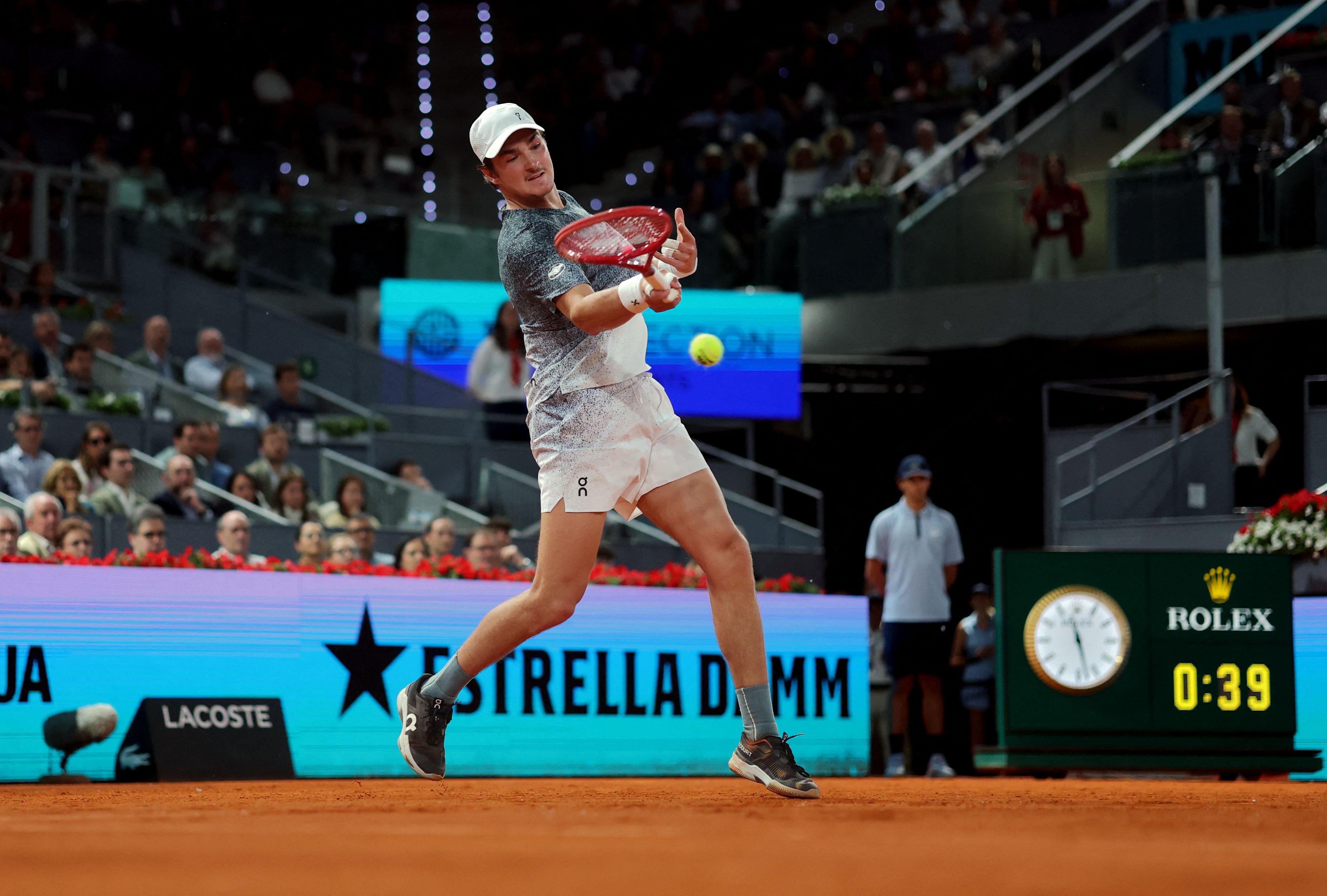 João Fonseca quebra raquete durante duelo do Masters 1000 de Madri