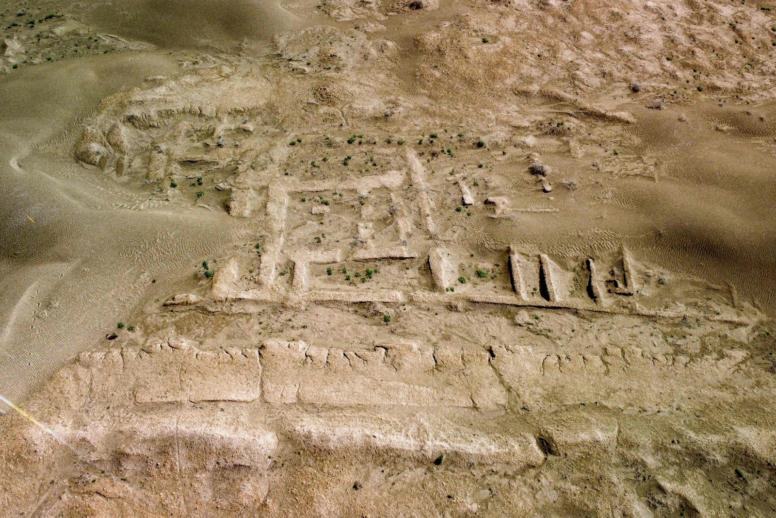 No passado, a maior ameaça era a pilhagem de antiguidades nas ruínas, onde foram descobertos fragmentos de cerâmica e tabuletas de argila com escrita cuneiforme antiga — Foto: Asaad Niazi / AFP