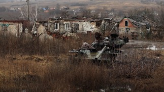 Tanque russo destruído e edifícios na vila de Kamenka, região de Kharkiv — Foto: ANATOLII STEPANOV/AFP