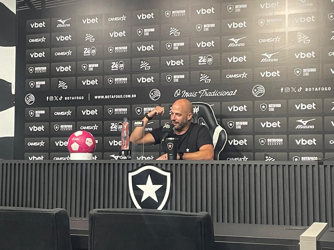 Técnico do Botafogo critica imprensa por notícias sobre Danilo