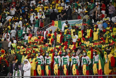Torcida e jogadores de Senegal fazem homenagem a Papa Bouba Diop