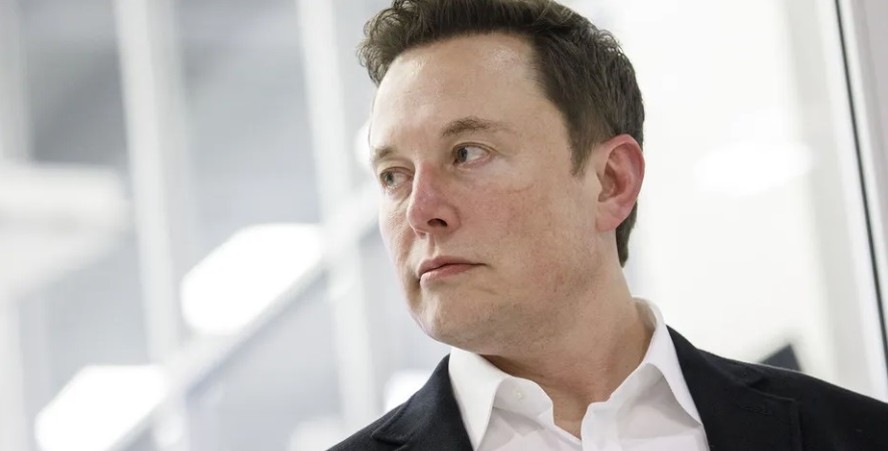Musk: valor de mercado da Tesla caiu abaixo da marca de meio trilhão de dólares pela primeira vez desde novembro de 2020.