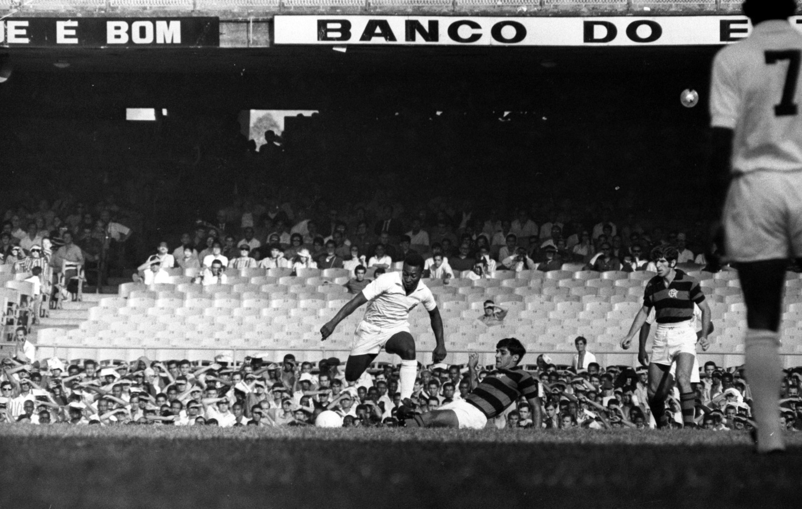 Pelé tenta se livrar da marcação em partida contra o Flamengo, pela Taça Brasil de 1968. O jogo no Maracanã terminou 2 a 0 para o Santos — Foto: Arquivo