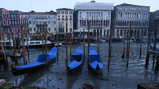 Tradicionais gôndolas de Veneza, na Itália, ficam encalhadas por falta de chuva