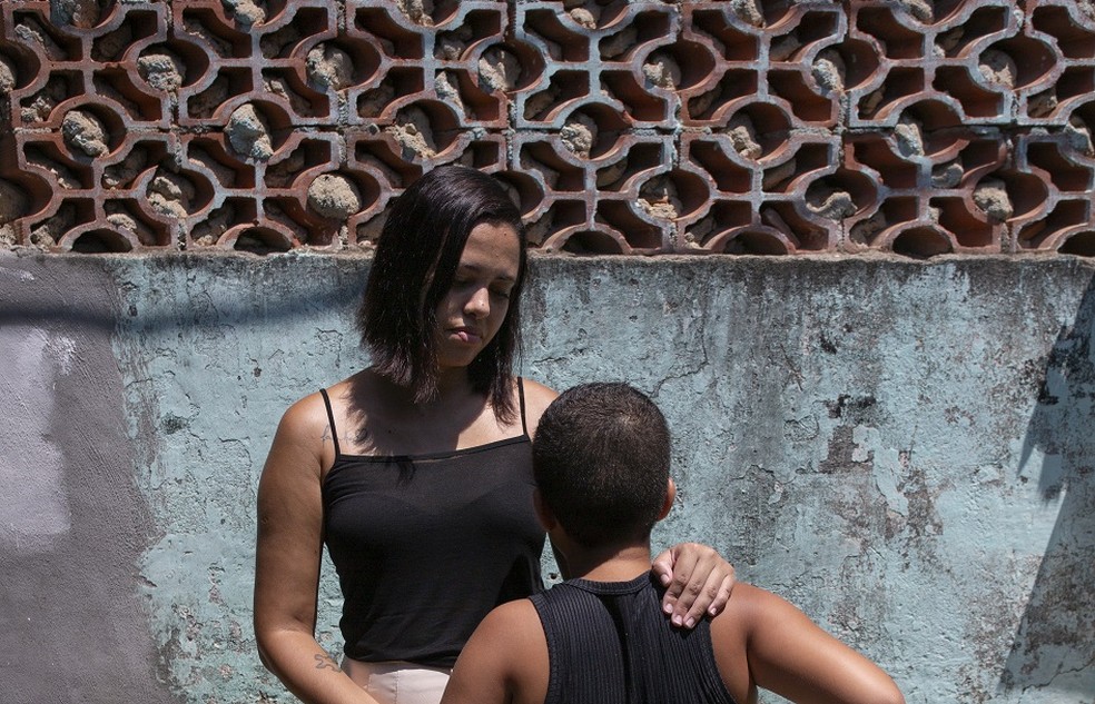 Priscila Melo com o filho, Caio, de 8 anos, aguardam há cinco anos por consultas no SUS — Foto: Júlia Aguiar/ AgÊncia O Globo.