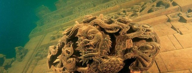 Estátuas de dragões e leões, típicas da cultura chinesa, estampam a cidade, mas a figura do felino que dá nome ao local, aparece com frequência — Foto: Reprodução