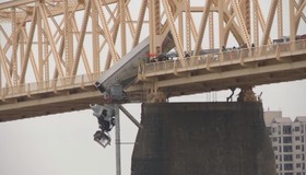 
Vídeo mostra acidente que fez caminhão ficar pendurado em ponte após colisão
