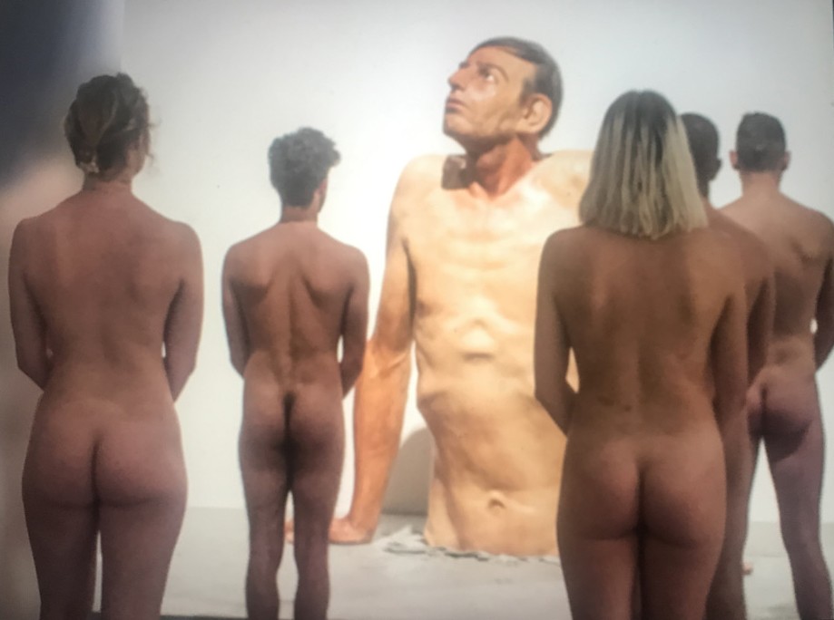 'Visitas nuas' do público, no Museu Maillol, Paris, em novembro de 2022, para a exposição do hiper-realismo — Foto: Reprodução Ruth de Aquino