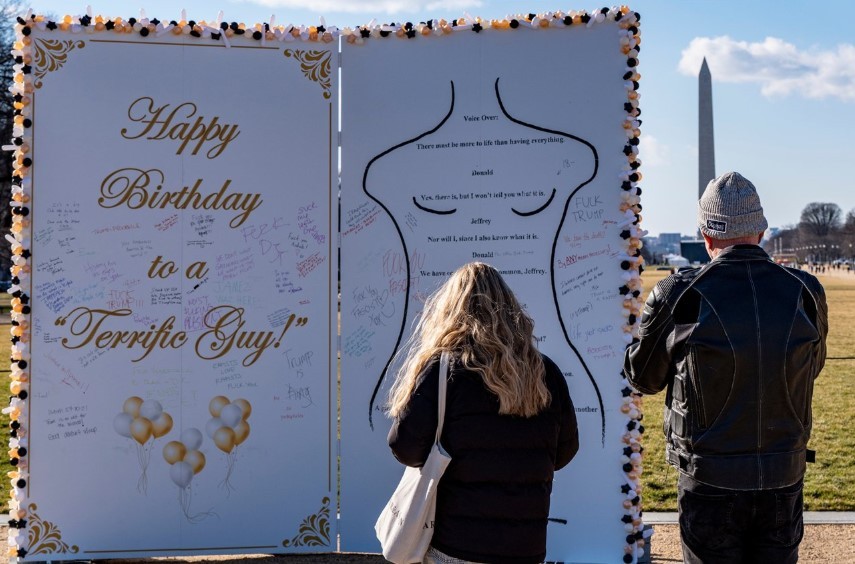 R&eacute;plica gigante de suposta mensagem de Trump para o criminoso sexual Jeffrey Epstein &eacute; exposta em Washington