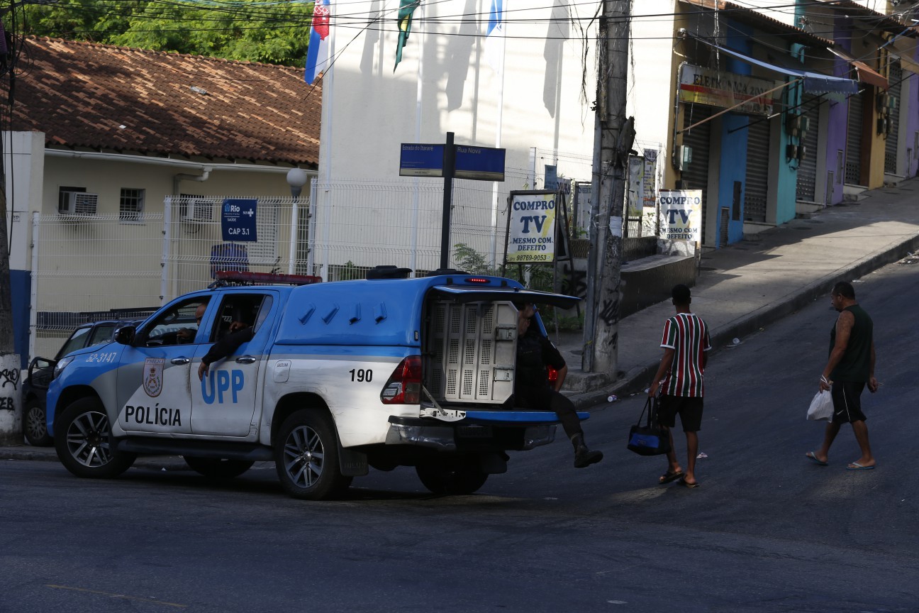 Na foto, policiais na Estrada do Itararé, que foi fechada pela PM — Foto: Fabiano Rocha / Agência O Globo