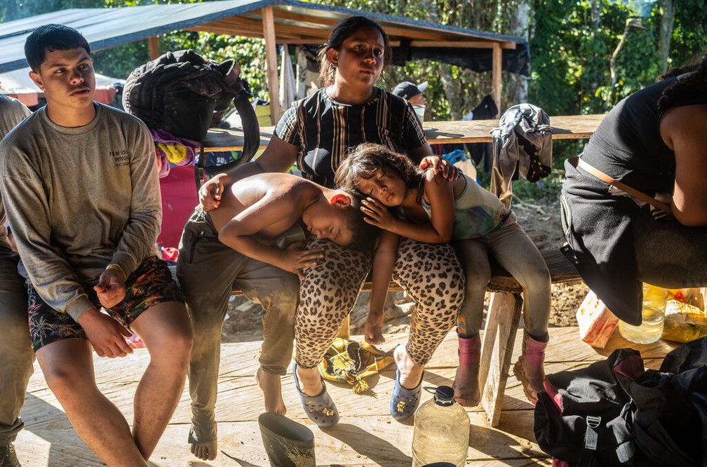Família realiza travessia na selva de Darién — Foto: Federico Rios / NYT